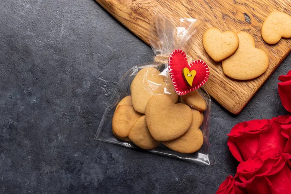Carte Saint Valentin Avec Biscuits Forme Coeur Fleurs Roses Pose — Photo