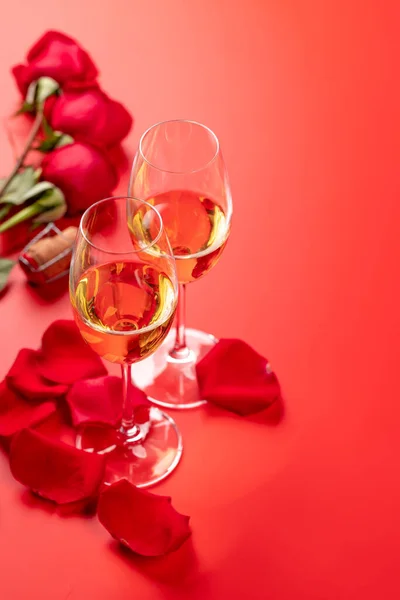 Walentynki Szampanem Kwiatami Róż Czerwonym Tle Miejscem Pozdrowienia — Zdjęcie stockowe