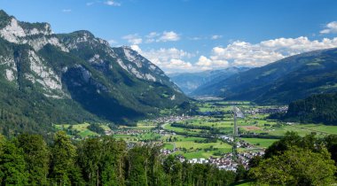 Kırsal alan panoramik manzara, yeşil alp çayırları ve İsviçre 'deki Alpler dağları