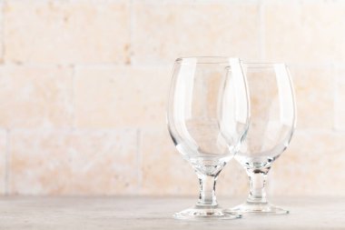 İki boş bira bardağı. Kopyalama alanı ile