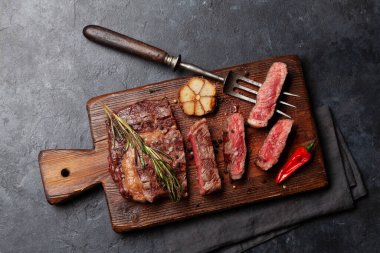 Baharatlı ve otlu ızgara biftek. Düz yatıyordu