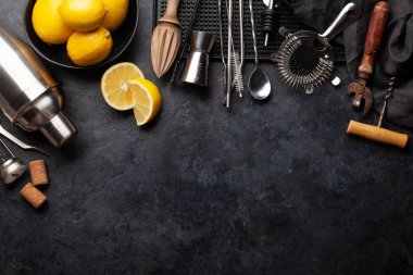 Çeşitli kokteyl aletleri. Titretici, süzgeç, meyve sıkacağı. Üst görünüm düzlüğü kopyalama alanı ile yatıyordu