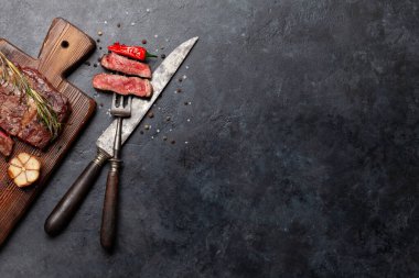 Baharatlı ve otlu ızgara biftek dilimleri. Kopyalama alanı olan düz