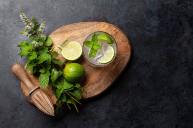 Mojito kokteyl malzemeleri ve içecekler. Taş masa düz ve kopyalama alanı vardı.