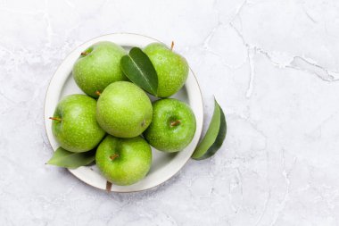 Taş masadaki taze yeşil elmalar. Kopyalama alanı olan düz