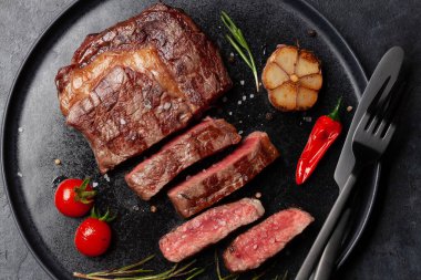 Baharatlı ve otlu ızgara biftek. Düz yatıyordu