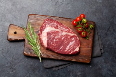 Tahtada çiğ pirzola. Barbekü pişirme. Düz yatıyordu