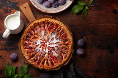 Ev yapımı erikli turta. Mevsimlik meyveli meyveli tart. Kopyalama alanı olan düz