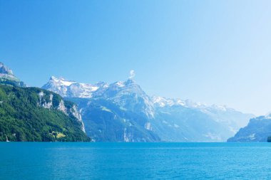 İsviçre 'de Alpler dağlarındaki karlı gölün panoramik manzarası