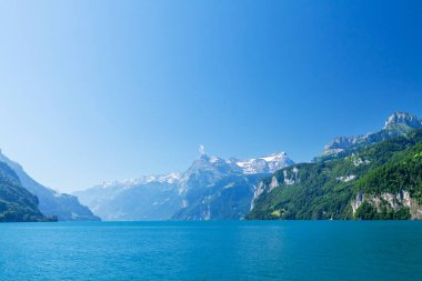 İsviçre 'de Alpler dağlarındaki karlı gölün panoramik manzarası