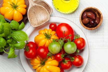 Çeşitli renkli bahçe domatesleri. Taze sebzeler ve baharatlar. Üst görünüm düzlüğü