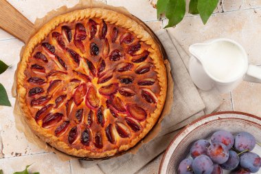 Ev yapımı erikli turta. Mevsimlik meyveli meyveli tart. Düz yatıyordu