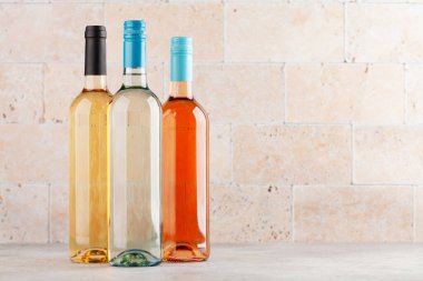 Bir grup şarap şişesi. Beyaz ve gül şarabı. Kopyalama alanı ile