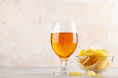 Bira bardağı ve patates cipsi. Kopyalama alanı ile