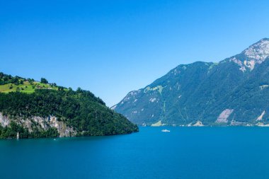 İsviçre 'de Alpler dağlarındaki karlı gölün panoramik manzarası