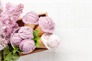 Kremalı dondurma ve leylak çiçekleri.