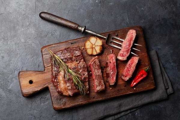 Bife Carne Grelhada Com Ervas Especiarias Depósito Plano — Fotografia de Stock