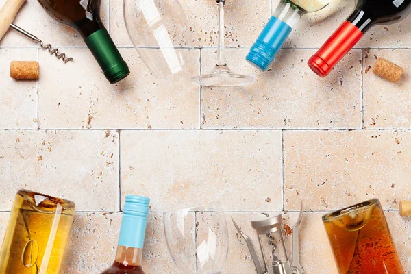 Varie Bottiglie Vino Cavatappi Sul Tavolo Pietra Posa Piatta Con — Foto Stock