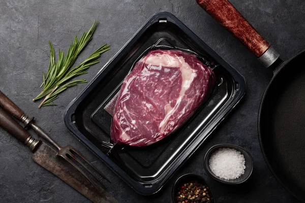 真空パック牛肉ステーキ ステーキや調理器具をリブアイ 最上階平面 — ストック写真