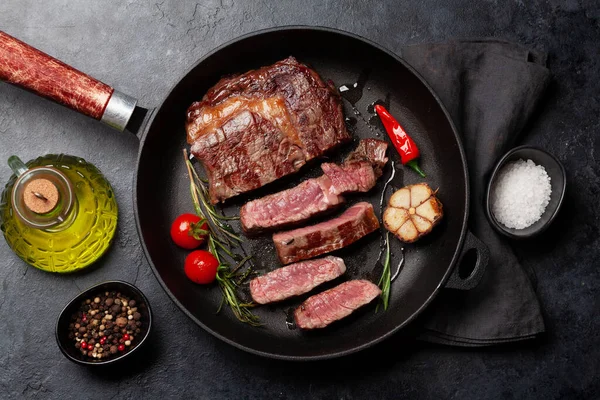 Steak Bœuf Côtelé Grillé Dans Une Poêle Avec Des Herbes — Photo
