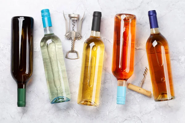 Verschiedene Weinflaschen Und Korkenzieher Auf Einem Steintisch Flache Lage — Stockfoto