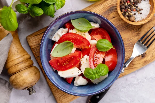 Olgun Domatesli Caprese Salatası Mozzarella Peyniri Bahçe Fesleğeni Düz Yatıyordu — Stok fotoğraf