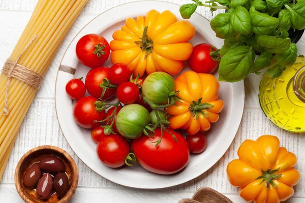 Vários Tomates Jardim Coloridos Legumes Frescos Azeitonas Massas Vista Superior — Fotografia de Stock