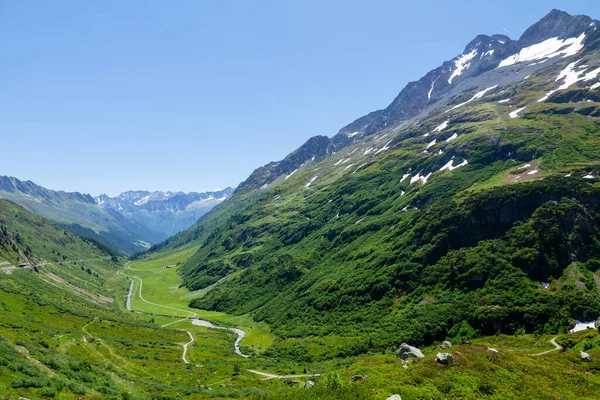 Панорамный Вид Зеленые Альпийские Луга Горы Альп Снегом Швейцарии — стоковое фото