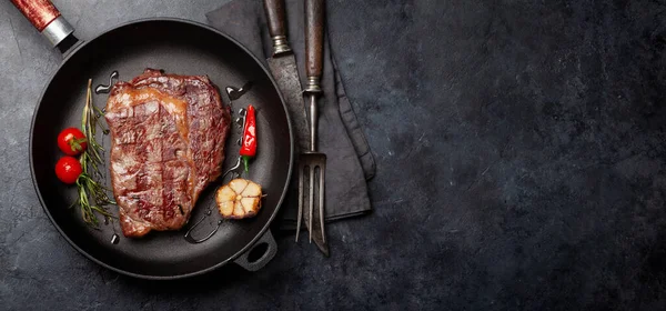Grilled Ribeye Beef Steak Frying Pan Herbs Spices Flat Lay — Stock Photo, Image