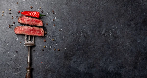 Grilované Plátky Hovězího Steaku Bylinkami Kořením Byt Ležel Kopírovacím Prostorem — Stock fotografie