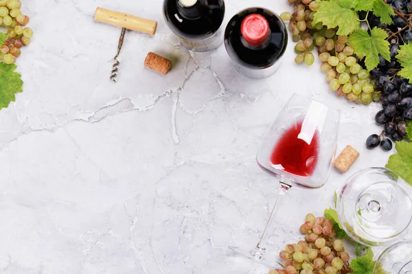 Beyaz Gül Kırmızı Şarap Kadehleri Şişeler Kopyalama Alanı Olan Düz — Stok fotoğraf
