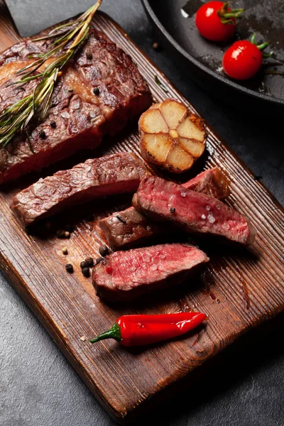 Grilovaný Hovězí Steak Bylinkami Kořením — Stock fotografie