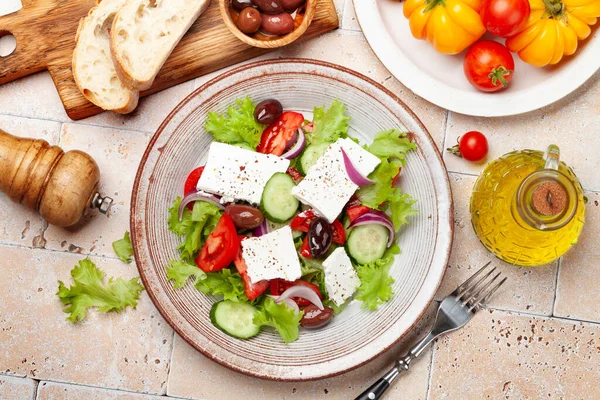Řecký Salát Čerstvou Zeleninou Sýrem Feta Plocha — Stock fotografie