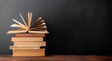 Eski kitaplar ahşap masa ve fotokopi alanı için kara tahta. Okul ve eğitim programı