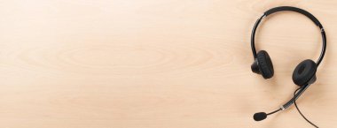 Kulaklıklı bir ofis masası. Merkez destek masasını ara. Üst veiw düzlüğü kopyalama alanı ile yatıyordu