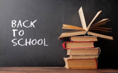 Eski kitaplar ahşap masa ve fotokopi alanı için kara tahta. Okul ve eğitim programı