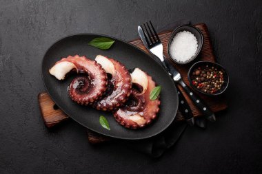 Bitki ve baharatlı ızgara ahtapot. Üst görünüm düzlüğü