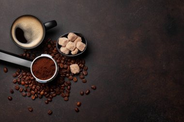 Kavrulmuş kahve çekirdekleri, filtre tutacağında öğütülmüş kahve ve espresso fincanı. Üst görünüm düzlüğü kopyalama alanı ile yatıyordu