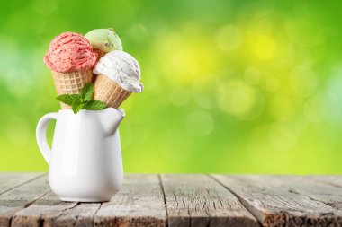Waffle külahında çeşitli dondurmalar. Çilek, fıstık ve vanilyalı dondurma. Kopyalama alanı ile