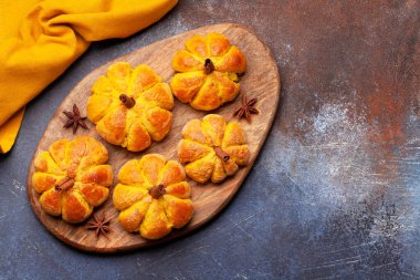 Ev yapımı balkabağı kek gibi görünüyor. Üst görünüm düzlüğü kopyalama alanı ile yatıyordu