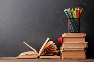 Eski kitaplar ahşap masa ve fotokopi alanı için kara tahta. Okul ve eğitim programı