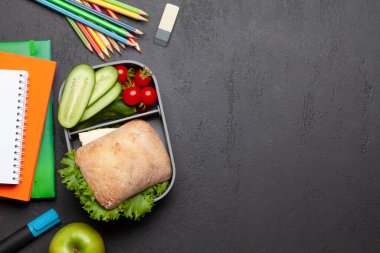 Sandviç, sebze ve meyve suyu ile beslenme çantası. Okul yemeği ya da ofis yemeği. Kopyalama alanı olan düz