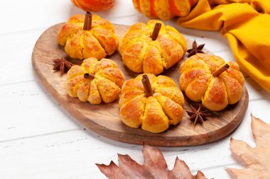 Ev yapımı balkabağı keklere ve çeşitli balkabaklarına benzer.