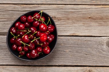 Kasede olgun kiraz. Üst görünüm düzlüğü kopyalama alanı ile yatıyordu
