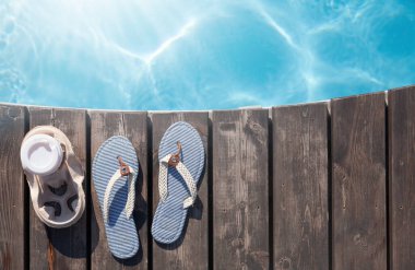 Yüzme havuzunun yanında parmak arası terlik ve kahve. Yaz tatili. Düz yatıyordu