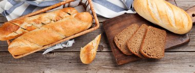 Tahta masada taze ekmek. Metnin için boş alan olan düz uzan