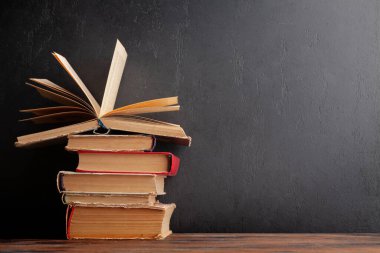 Eski kitaplar ahşap masa ve fotokopi alanı için kara tahta. Okul ve eğitim programı