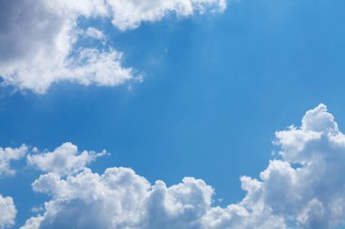 Bulutlu güneşli gökyüzü ve kopyalama alanı