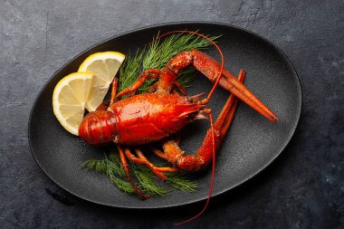 Dereotlu ve limonlu haşlanmış kerevit. Üst görünüm düzlüğü