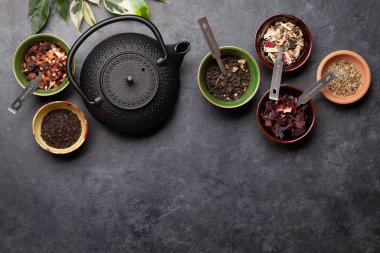 Çeşitli kurutulmuş çay ve çaydanlık. Üst görünüm düzlüğü kopyalama alanı ile yatıyordu